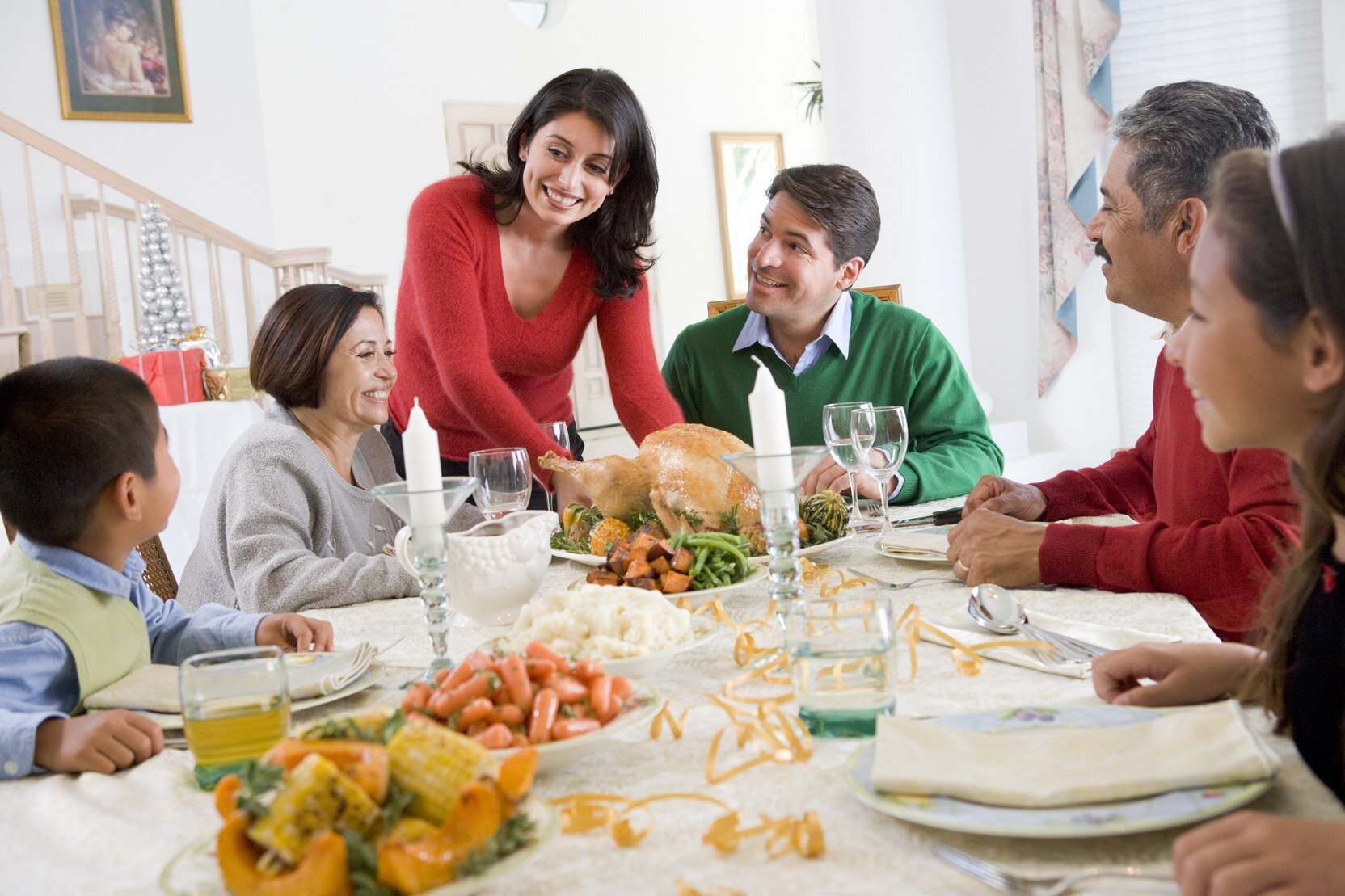 Круглый стол год семьи. Семья за столом. Семья за праздничным столом. Семейное застолье. Праздничный ужин для семьи.